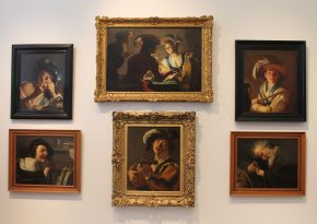Op de bovenste rij aan de rechterkant hangt een portret dat door Abraham Bloemaert is gemaakt.