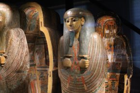 Enkele van de talrijke Egyptische mummiekisten; let ook op de beschilderde binnenkant